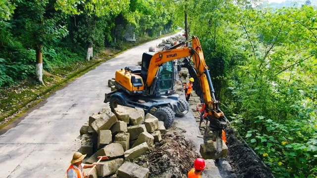 内江威远县马道子至黄荆沟段道路正在加紧改