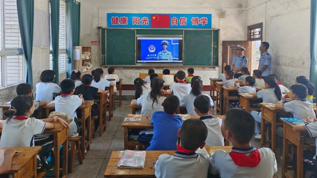 泸州护航“开学季” 正在“警”行时(图8) 8.jpg