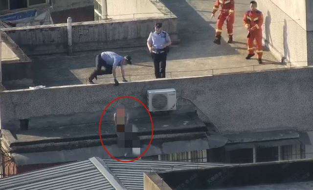 泸州警察天台锁紧女子,才发现自己也恐高……(图3) 3.png