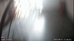 泸州警察天台锁紧女子,才发现自己也恐高……(图1) 1.gif