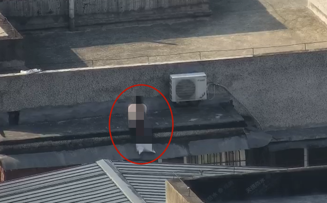 泸州警察天台锁紧女子,才发现自己也恐高……(图2) 2.png