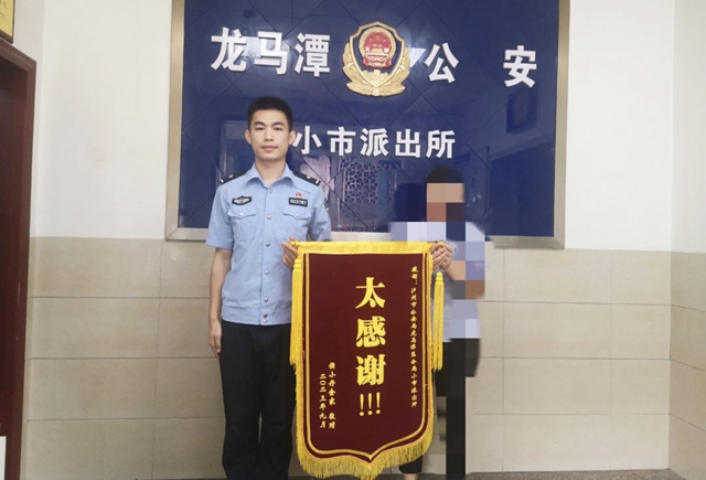 泸州警察天台锁紧女子,才发现自己也恐高……(图7) 7.jpg