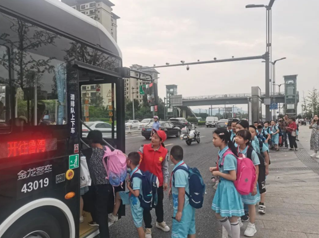 开学啦!泸州公交小红帽“护学模式”准时上线(图2) 2.png