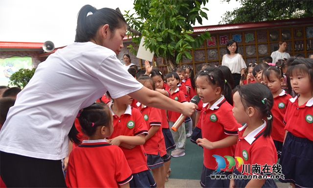 3师幼互动.JPG