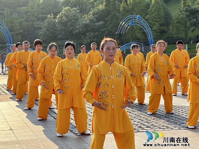 健身气功《八段锦）拍摄中（一）.jpg