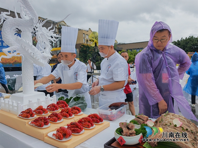 泸县第11届龙眼龙虾节隆重开幕(图1) 龙虾食品(曾佐然摄).jpg