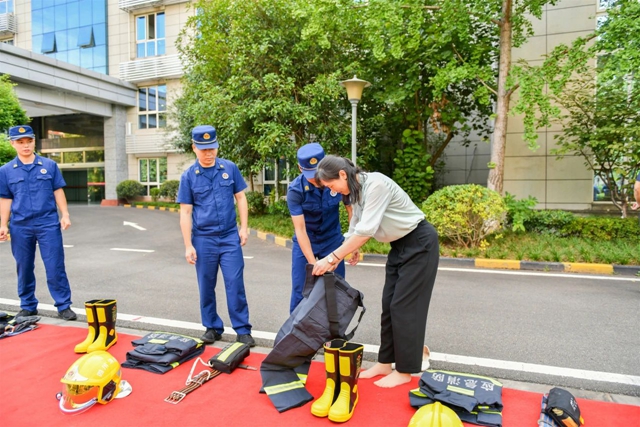 西南医科大学附属医院与泸州市消防救援支队签署战略合作协议(图7) 消防7.jpg