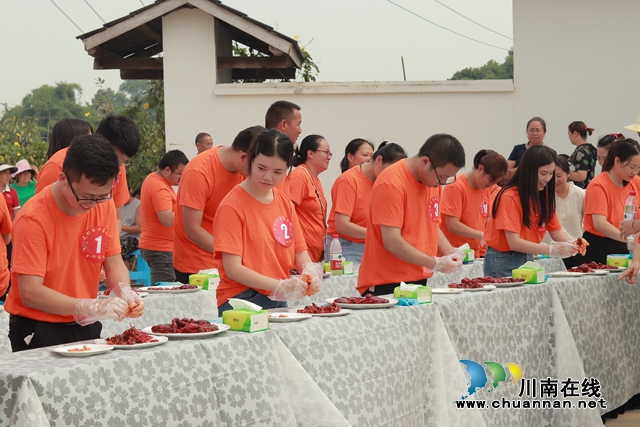 最快扒虾王活动(刘梦洁摄）.JPG