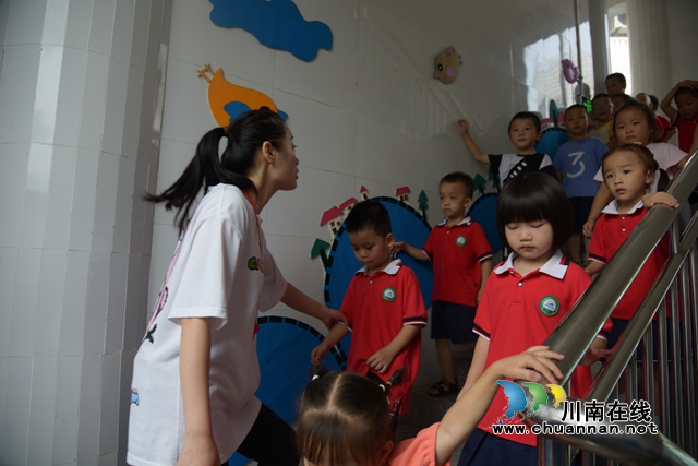 1.幼儿安全有序撤离 - 复件(1).jpg