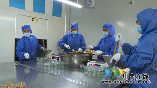 甘孜州馨布热食品有限公司的工人正在正在生产松茸脆笋 (2).jpg