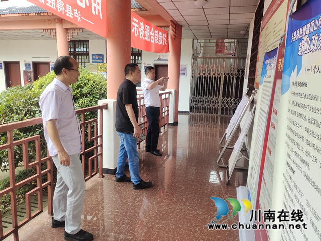 泸州市江阳区农民工服务中心副主任章华新（右一）一行调研泸县得胜镇罐顶山村农民工综合服务站阵地建设.jpg