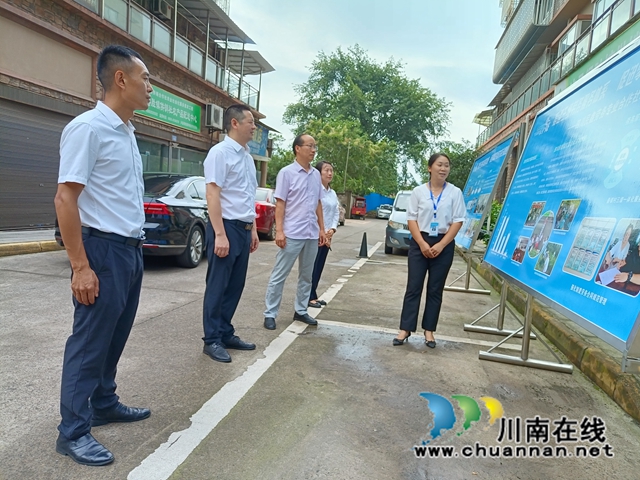 泸州市江阳区农民工服务中心副主任章华新（左二）到泸县得胜镇调研农民工服务保障工作.jpg
