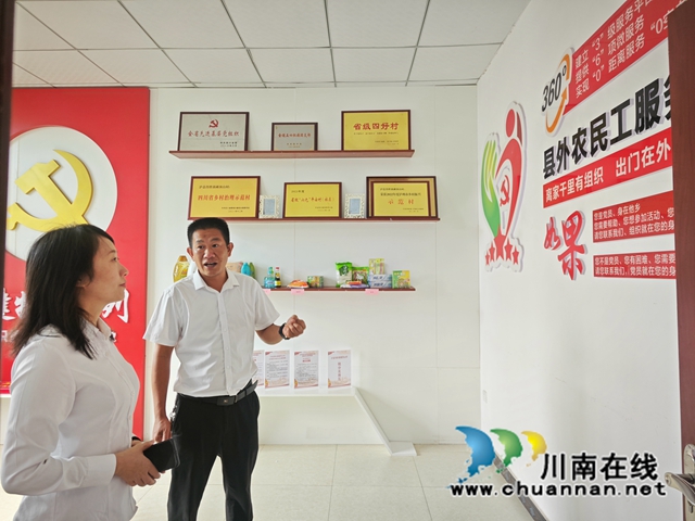 四川银行泸州分行副行长张容（左一）调研泸县得胜镇罐顶山村县外农民工服务站阵地建设.jpg