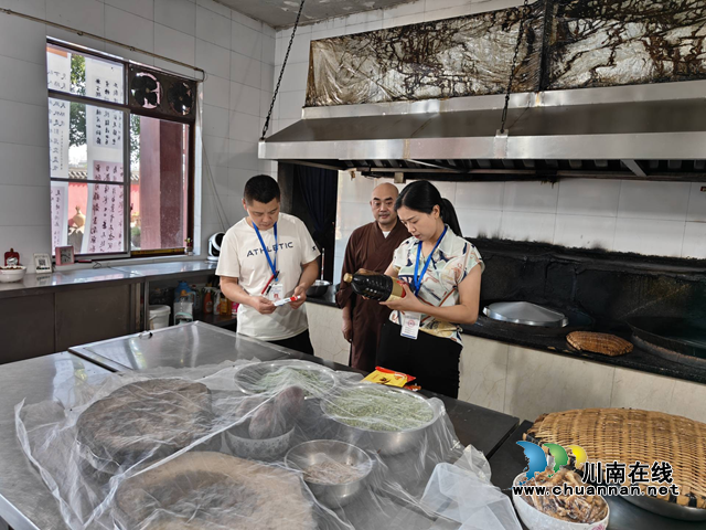 泸州市市场检验检测中心:食品抽检进寺庙,敲响饮食“平安钟”(图2) 庙2.png