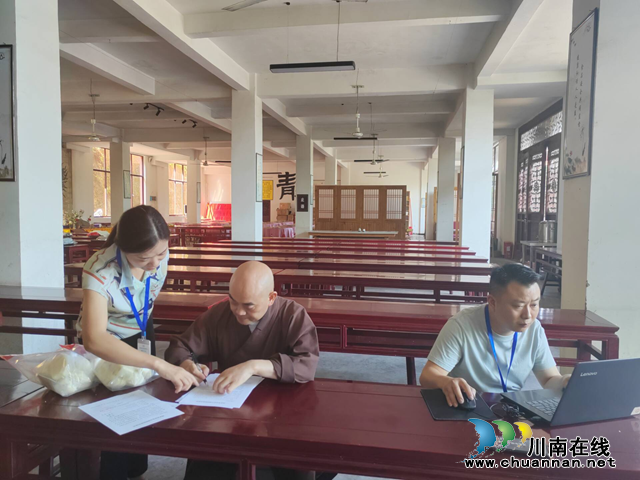 泸州市市场检验检测中心:食品抽检进寺庙,敲响饮食“平安钟”(图1) 庙1.png