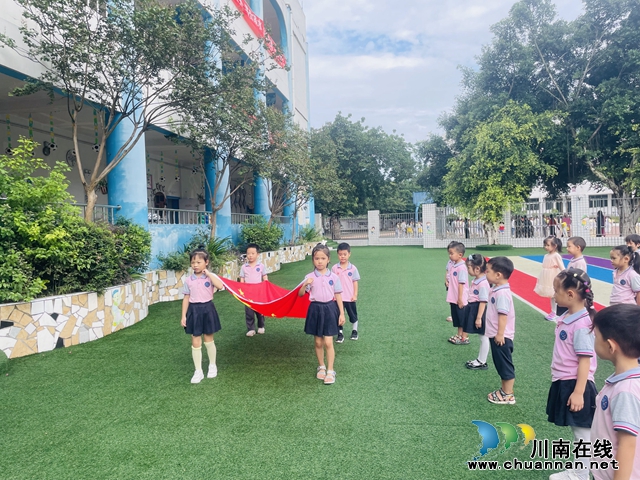 泸县城东幼儿园青龙分园开展“中华民族一家亲 童心共筑中国梦”民族团结进步宣传月活动(图1) 1.jpg