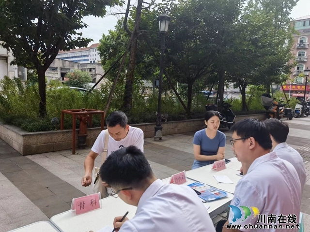 龙马潭区小市街道回龙湾社区开展“春晖医生 蒲公英行动”义诊活动