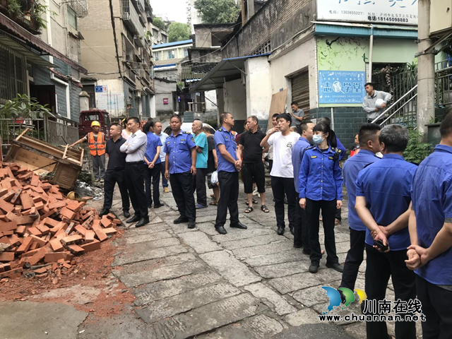 龙马潭区小市街道执法队：“执法+普法”拆除违章建筑 助力老旧小区提质改造