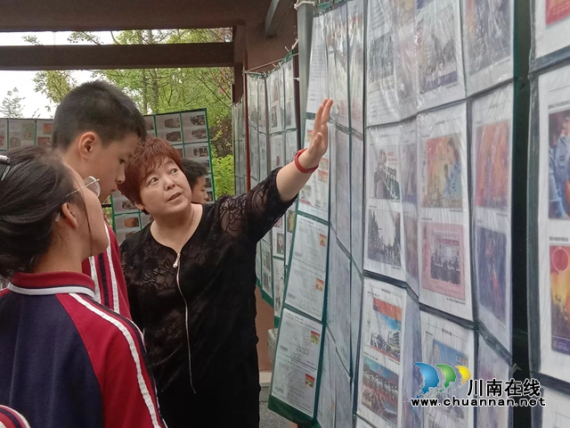 集邮爱好者给师生们讲解邮票里的故事 (3).jpg