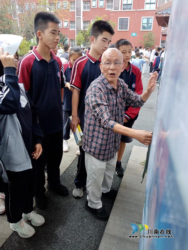 集邮爱好者给师生们讲解邮票里的故事 (6).jpg