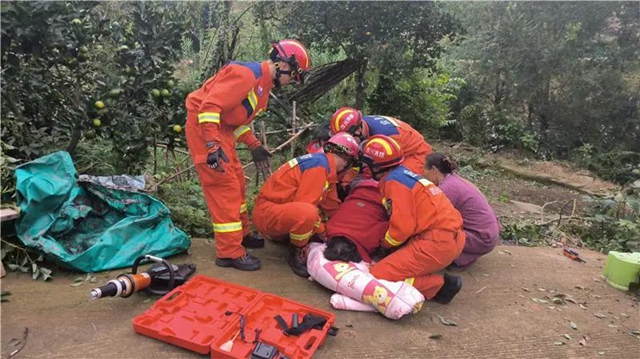 快来人啊!钢筋插入妇女大腿,危急关头——(图2) 1.jpg