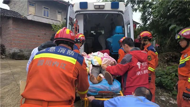 快来人啊！钢筋插入妇女大腿，危急关头——