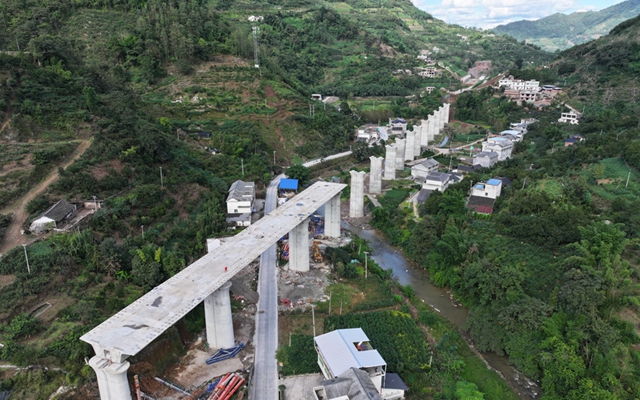 航拍大片!渝昆高铁宜宾这段修成这样了(图4) 4.jpg