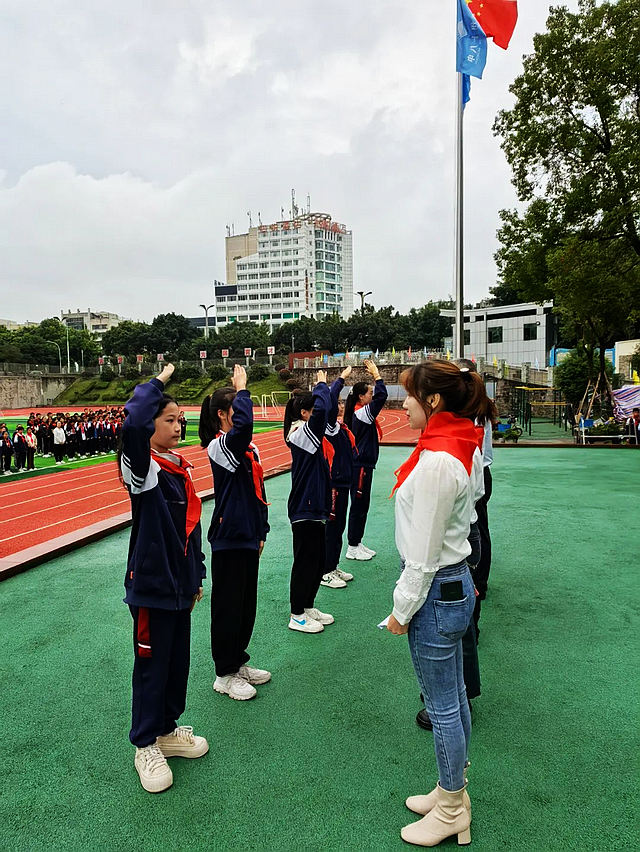 “领巾飘扬 逐梦成长”——泸州十八中2023年秋期七年级建队活动(图4) nEO_IMG_4.jpg