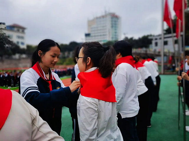 “领巾飘扬 逐梦成长”——泸州十八中2023年秋期七年级建队活动(图12) nEO_IMG_12.jpg