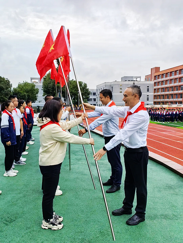 “领巾飘扬 逐梦成长”——泸州十八中2023年秋期七年级建队活动(图15) nEO_IMG_15.jpg