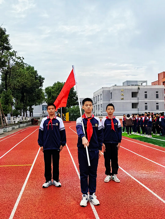 “领巾飘扬 逐梦成长”——泸州十八中2023年秋期七年级建队活动(图5) nEO_IMG_5.jpg