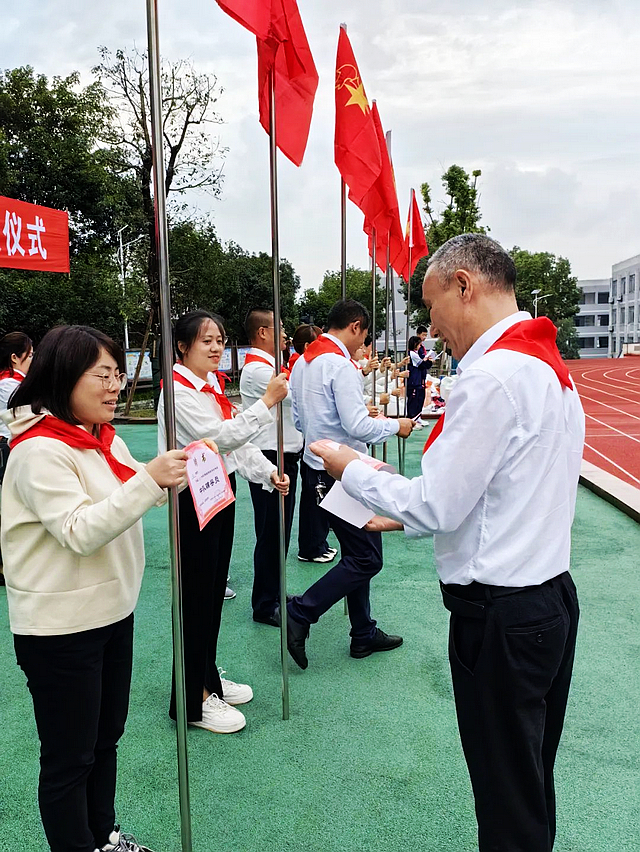 “领巾飘扬 逐梦成长”——泸州十八中2023年秋期七年级建队活动(图17) nEO_IMG_17.jpg