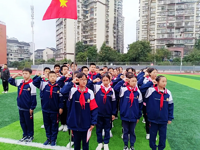 “领巾飘扬 逐梦成长”——泸州十八中2023年秋期七年级建队活动(图29) nEO_IMG_30.jpg