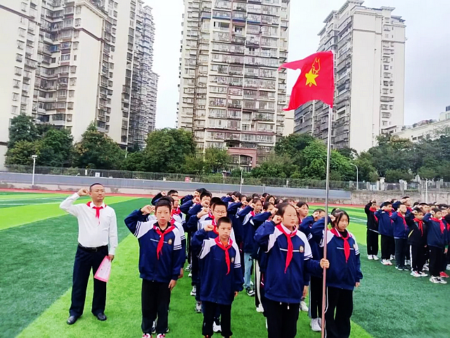 “领巾飘扬 逐梦成长”——泸州十八中2023年秋期七年级建队活动(图30) nEO_IMG_31.jpg