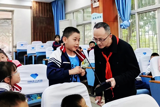 名家进校园,悦读润童心——记全球华语科幻“星云奖”得主陆杨进校园活动(图3) nEO_IMG_3.jpg