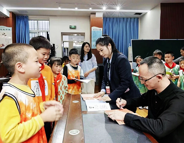 名家进校园,悦读润童心——记全球华语科幻“星云奖”得主陆杨进校园活动(图4) nEO_IMG_4.jpg