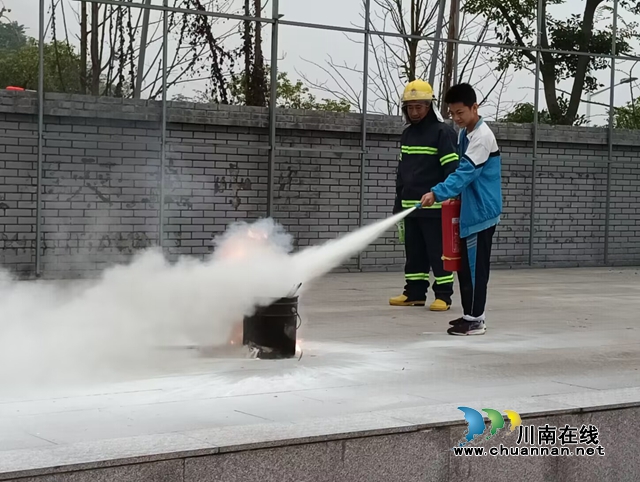 以练筑防,临震不慌|泸县二中城西学校、泸州市自强学校开展防震减灾联合演练(图1) 2F0DEA40BFEE0A972C4820A068A73BE9.jpg