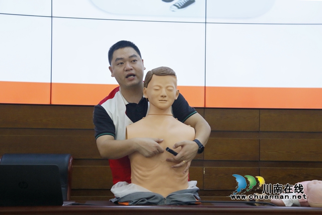 龙马潭区:“救命神器”AED投放学校 为安全加码护航(图3) 红十字救护员培训学员.jpg