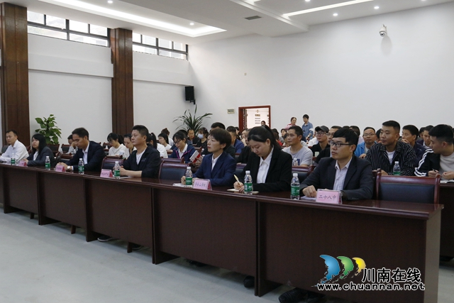 龙马潭区:“救命神器”AED投放学校 为安全加码护航(图6) 学员正在认真听讲.jpg