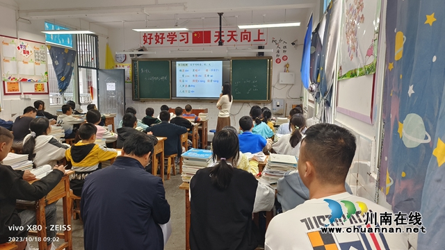 打古中学课堂使用教学一体机场景.jpg