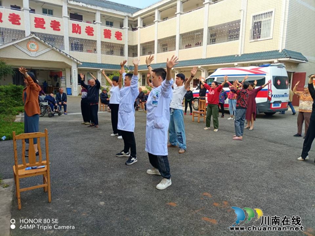 江阳区华阳街道开展老年人健康知识讲座(图2) 专家带领群众学习五禽戏.jpg