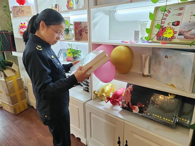 泸县一美容院经营过期化妆品，遭了！