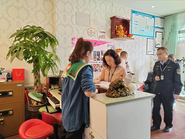 泸县一美容院经营过期化妆品,遭了!(图2) 2.jpg