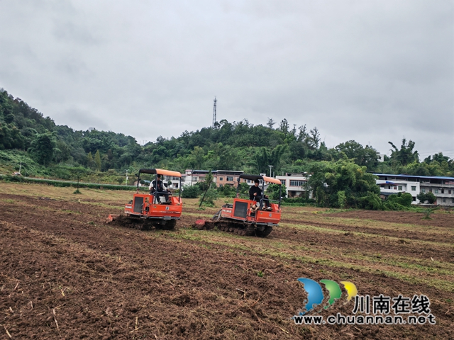 泸县油菜直播前耕整机在耕地（曾佐然摄）.jpg