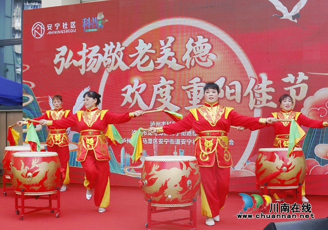 龙马潭:欢聚重阳,共迎节日(图3) 10月20日为老人表演打鼓舞.jpg