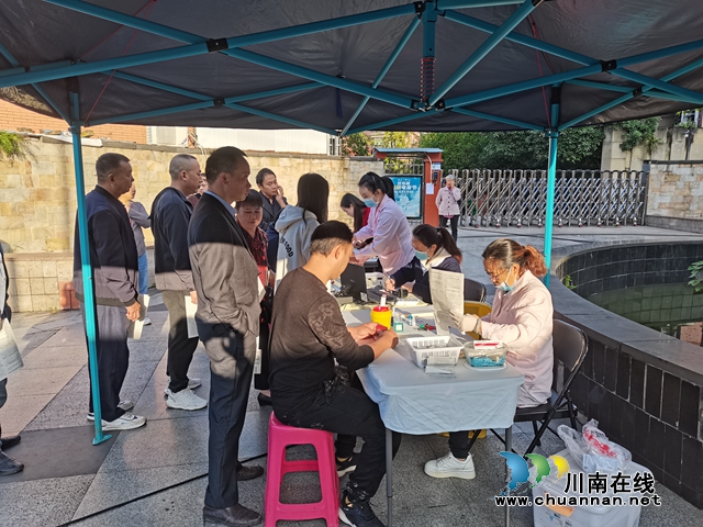 龙马潭区鱼塘街道:无偿献血汇大爱 滴滴热血传温情(图1) 排队录信息.jpg