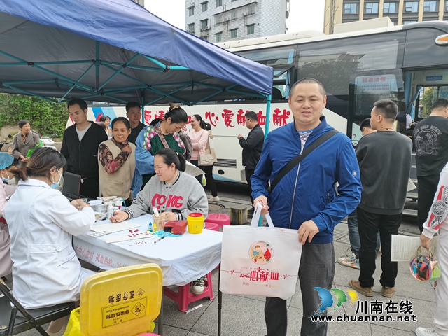 龙马潭区鱼塘街道:无偿献血汇大爱 滴滴热血传温情(图3) 献血人士:彭军.jpg