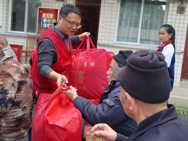 敬天下老人,扬中华美德——记泸州十八中重阳节志愿活动走进安宁街道敬老院(图4) 4.jpg