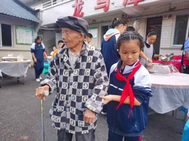 敬天下老人,扬中华美德——记泸州十八中重阳节志愿活动走进安宁街道敬老院(图6) 6.jpg