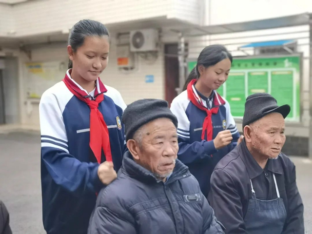 敬天下老人,扬中华美德——记泸州十八中重阳节志愿活动走进安宁街道敬老院(图7) 7.jpg